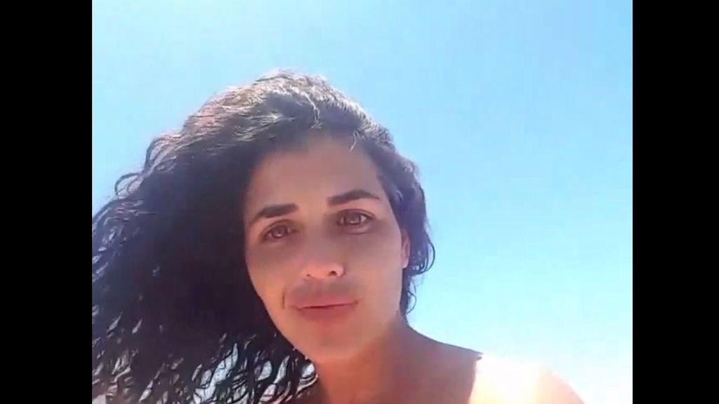 Noemí Merino disfruta de un día de playa en topless
