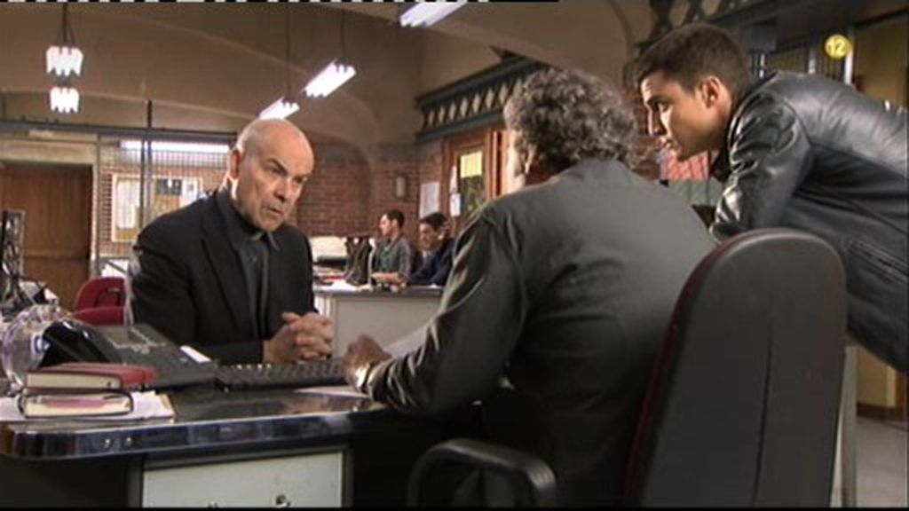 ¿Qué hace el Padre Ángel en la comisaría de Fran y Javier Morey?