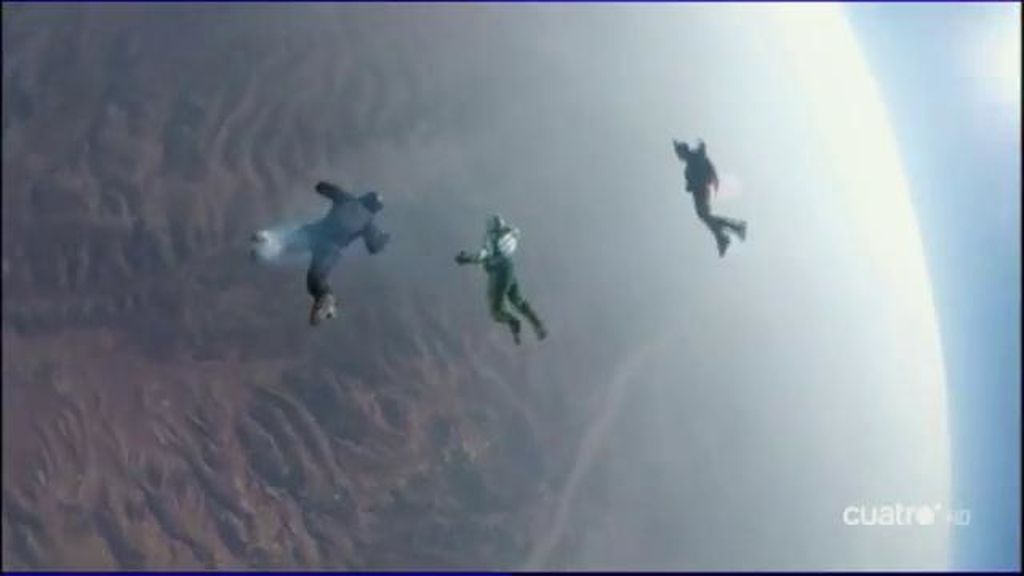 Un hombre sobrevive a un salto sin paracaídas
