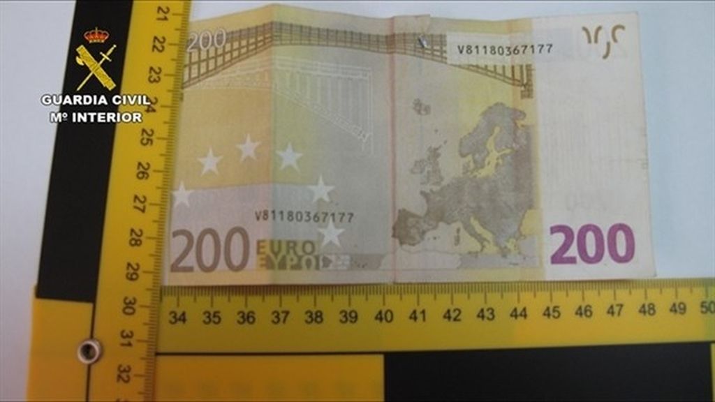Desarticulada una red que fabricaba billetes de 200 euros falsos