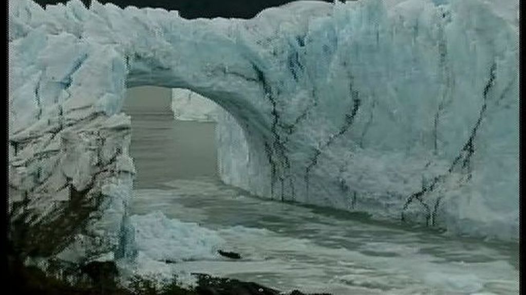 La esperada e impactante caída del puente del glaciar Perito Moreno