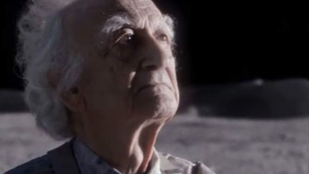 El abuelo que vive solo en la Luna y sus doce millones de visitas en Internet