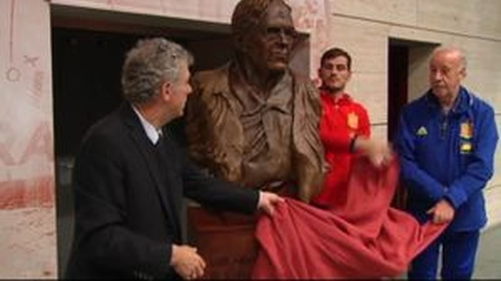 Inaugurada la escultura a Luis Aragonés en la Ciudad del Fútbol