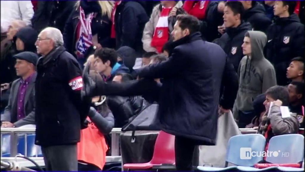 Los nervios de Simeone ante el Athletic: despejes en el banquillo y euforia con el final