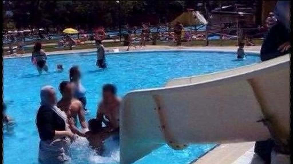El alcalde de Vitoria prohíbe bañarse en las piscinas con vestido o velo