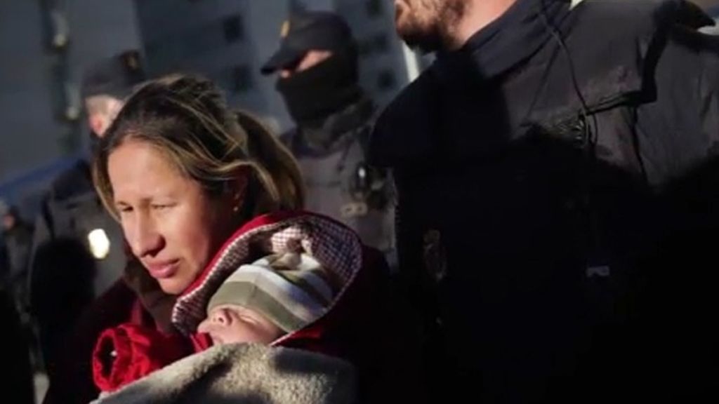 Desalojada en Madrid una familia con dos hijos, uno de mes y medio