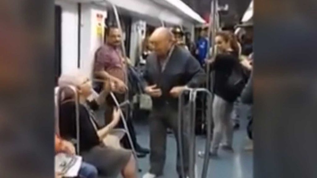 Dos ancianos bailan al ritmo de hip hop en el metro de Barcelona