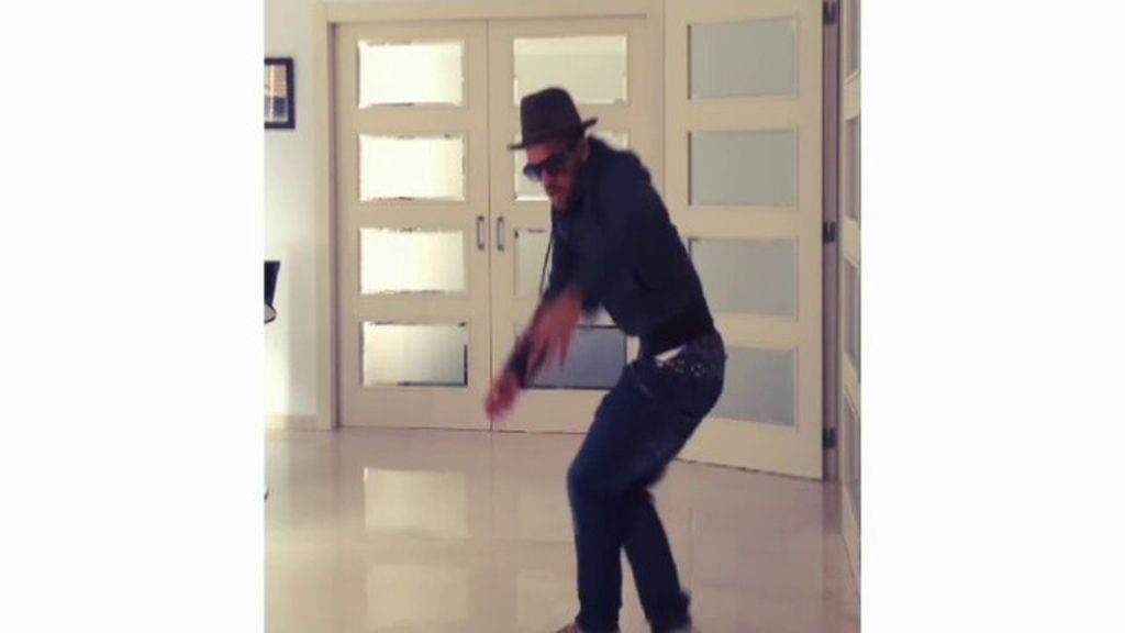 Alves se marca otro baile en su casa