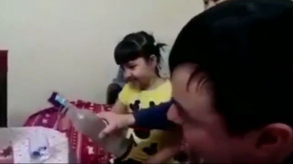 Polémico vídeo un padre enseñando a sus hijas pequeñas a tomar vodka