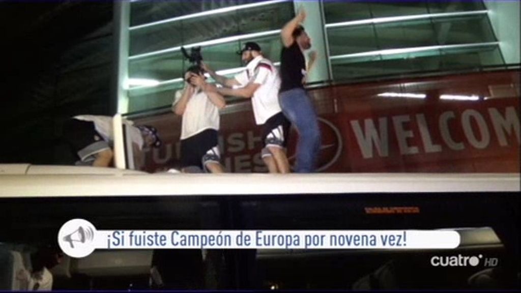Los jugadores del Madrid se suben al techo del autobús para celebrar la Euroliga