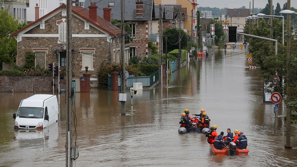 El temor y la incredulidad se apodera de los parisinos, que huyen de las calles en lancha