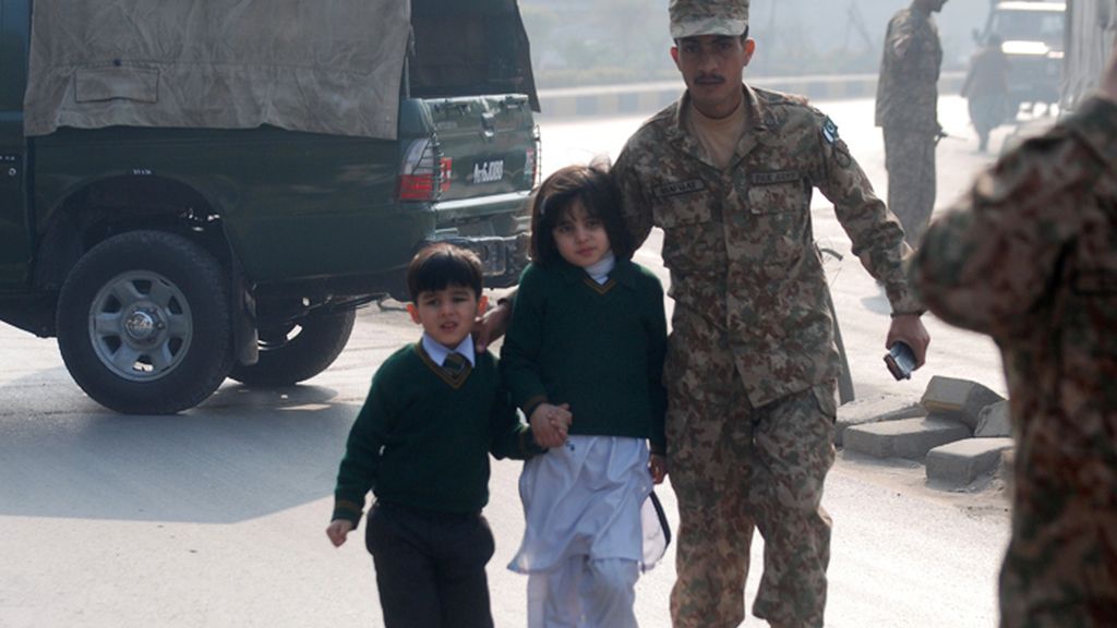 130 muertos, casi todos niños, en el ataque de los talibanes a la escuela de Peshawar
