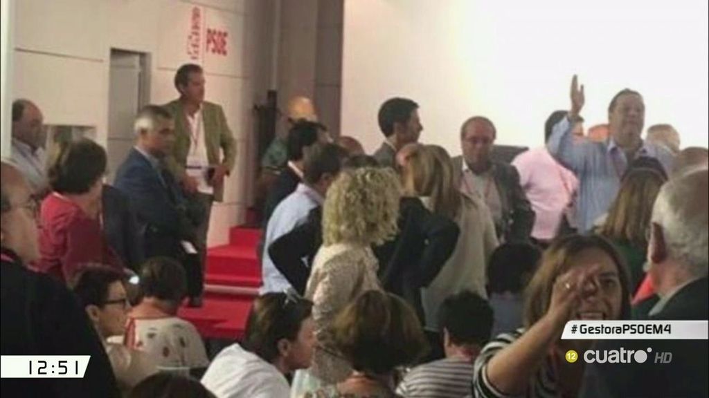 Gritos, manos alzadas y peleas por el micrófono, así fue el comité del PSOE