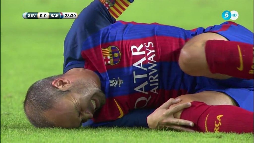 Iniesta se lesiona tras un golpe en la rodilla y el Sánchez-Pizjuán le despide con ovación