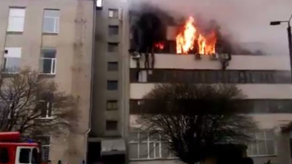 Ocho personas mueren en un espectacular incendio en Ucrania
