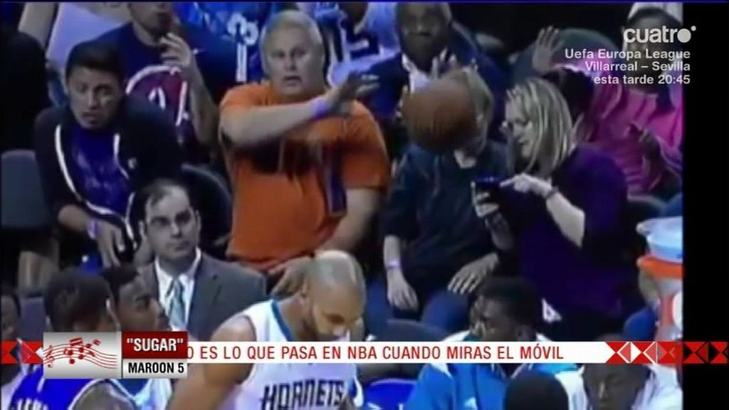 ¡Qué golpe! Esto es lo que pasa cuando miras el móvil en un partido de la NBA