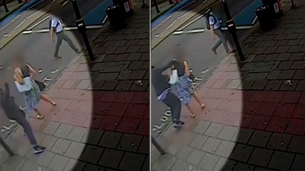 Un hombre propina un brutal puñetazo a una mujer ante la mirada de varios testigos