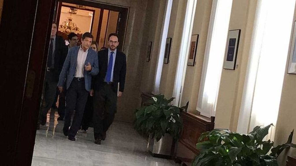Javier Fernández, a su llegada a la reunión con el grupo parlamentario socialista