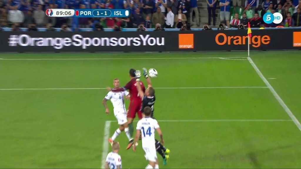 Tremendo poderío físico de Ronaldo ¡salta y llega más alto que el portero con las manos!