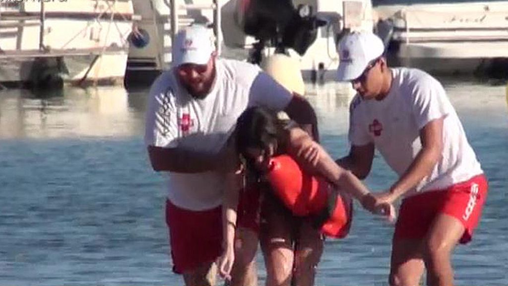 Kiko Rivera salva a dos atractivas chicas de ahogarse en su nuevo videoclip