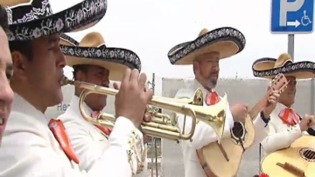 Un grupo de mariachis se acerca a Valdebebas para animar a Chicharito
