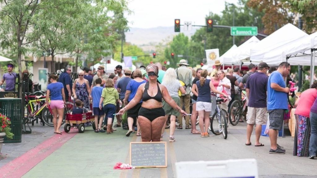 Se desnuda para concienciar a la sociedad sobre el valor del cuerpo