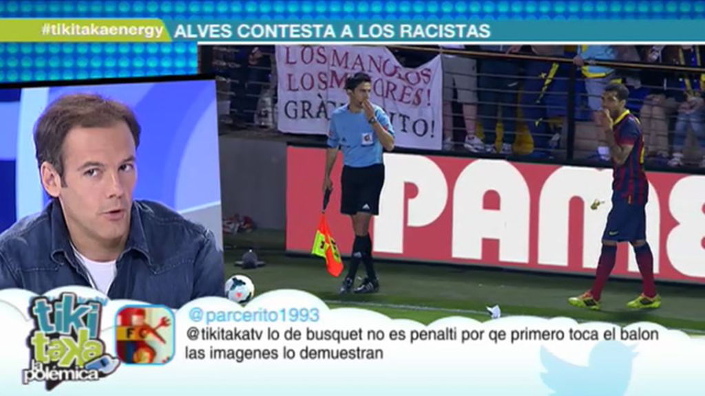 Un energúmeno lanza a Alves un plátano en Villarreal y él se lo come en pleno partido