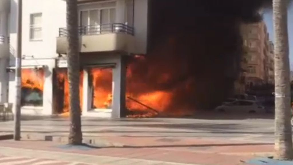 Susto y pánico en Almería tras el incendio de una zapatería en el Paseo Marítimo