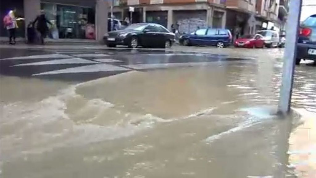 Una tubería rota provoca el caos en Bilbao