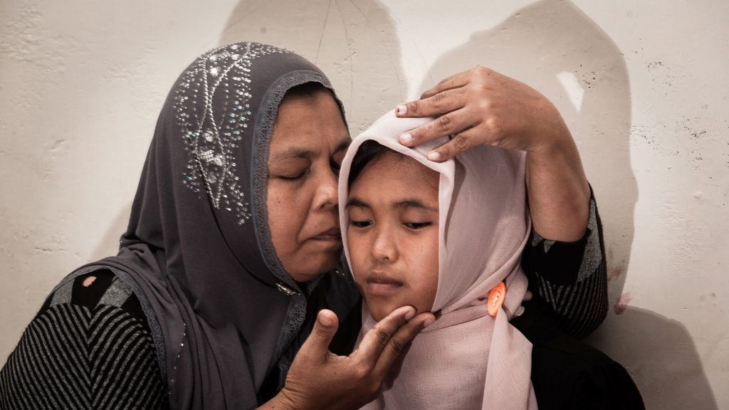 Madre e hija se reencuentran tras el tsunami de Indonesia de 2004