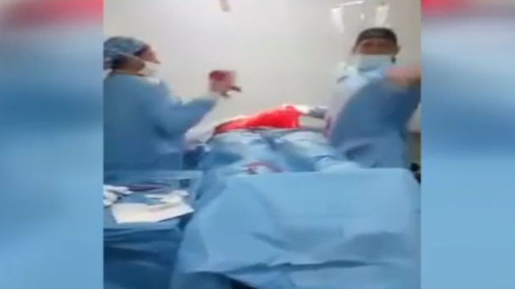 El baile de un cirujano en plena intervención que enfurece al mundo