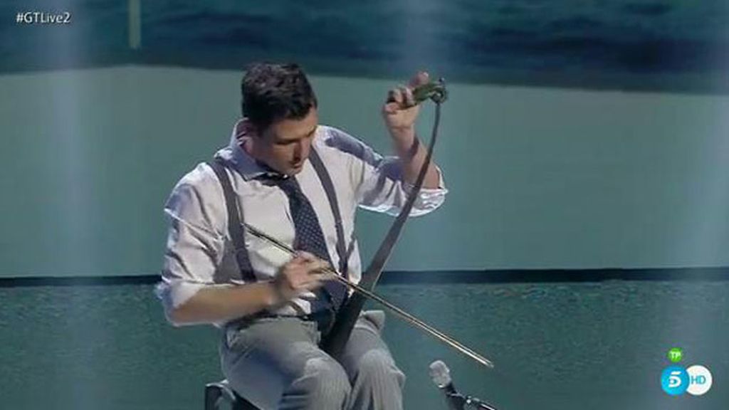 Adriano Fernández interpreta una melodía popular con su serrucho