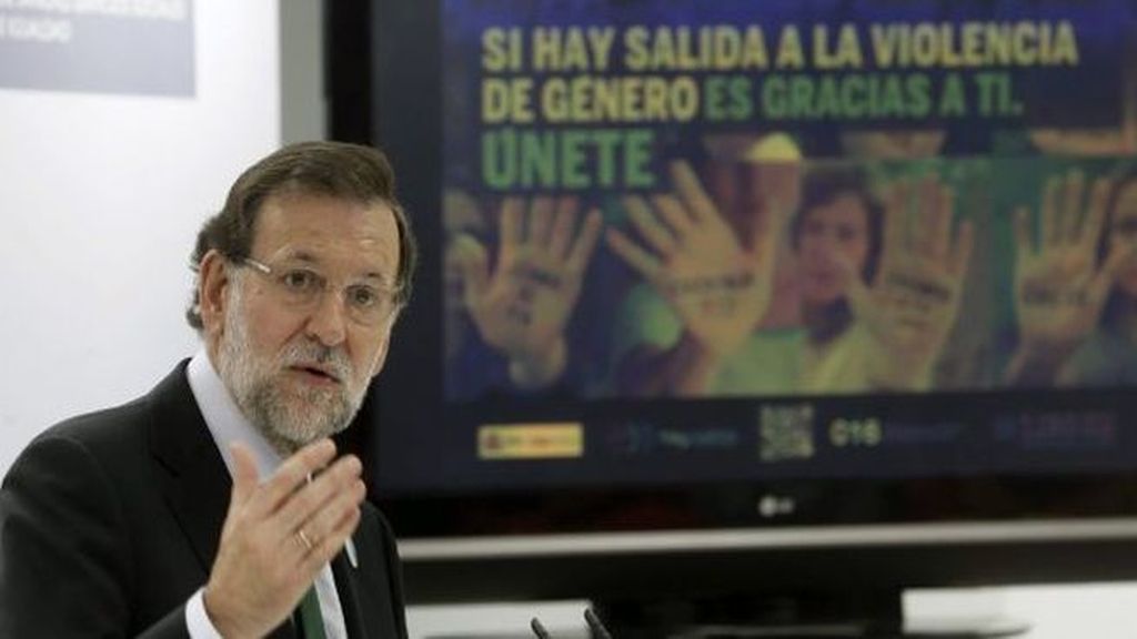 Rajoy visita la sede del servicio 016