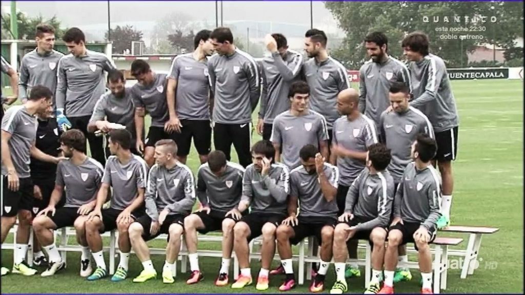 El susto de los leones mientras se hacían la primera foto de grupo ¡el banco se rompió!