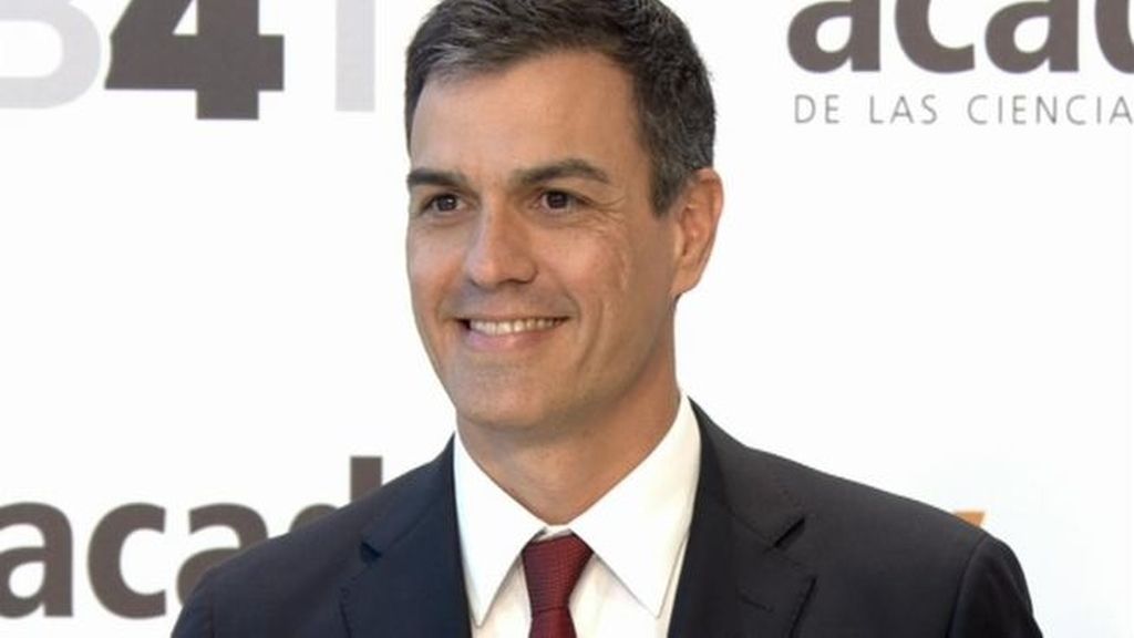 Pedro Sánchez, llega sonriente al debate