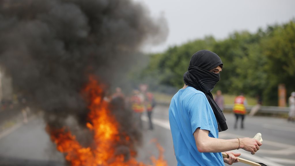 Carreteras cortadas en Nantes durante las protestas contra la reforma laboral