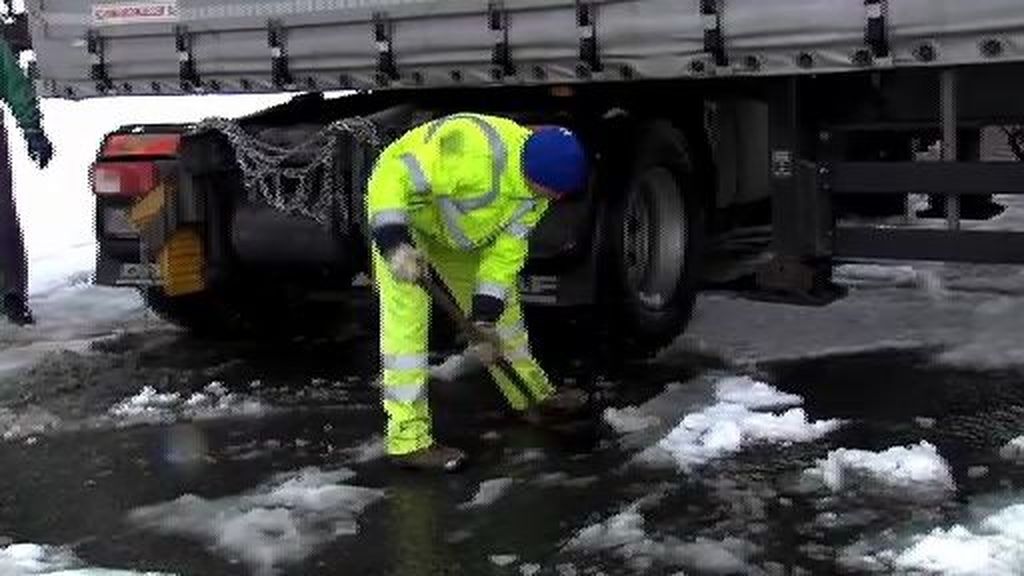 La nieve deja carreteras cortadas y vehículos atrapados en el norte de España