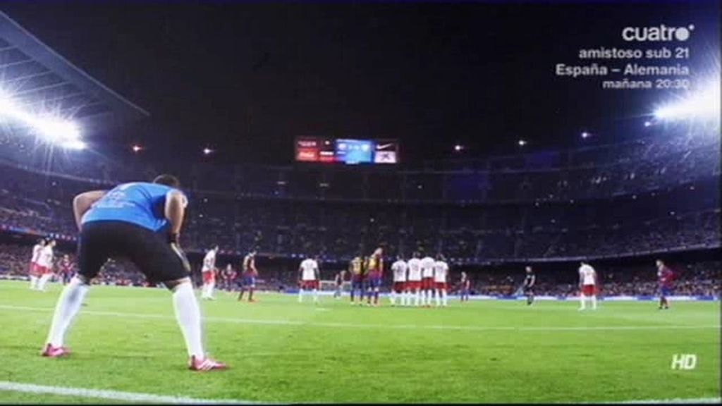 Leo Messi da una lección de como se lanza la falta perfecta