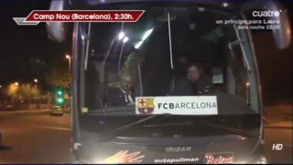 Los jugadores del Barça recibidos con insultos a su llegada al Camp Nou