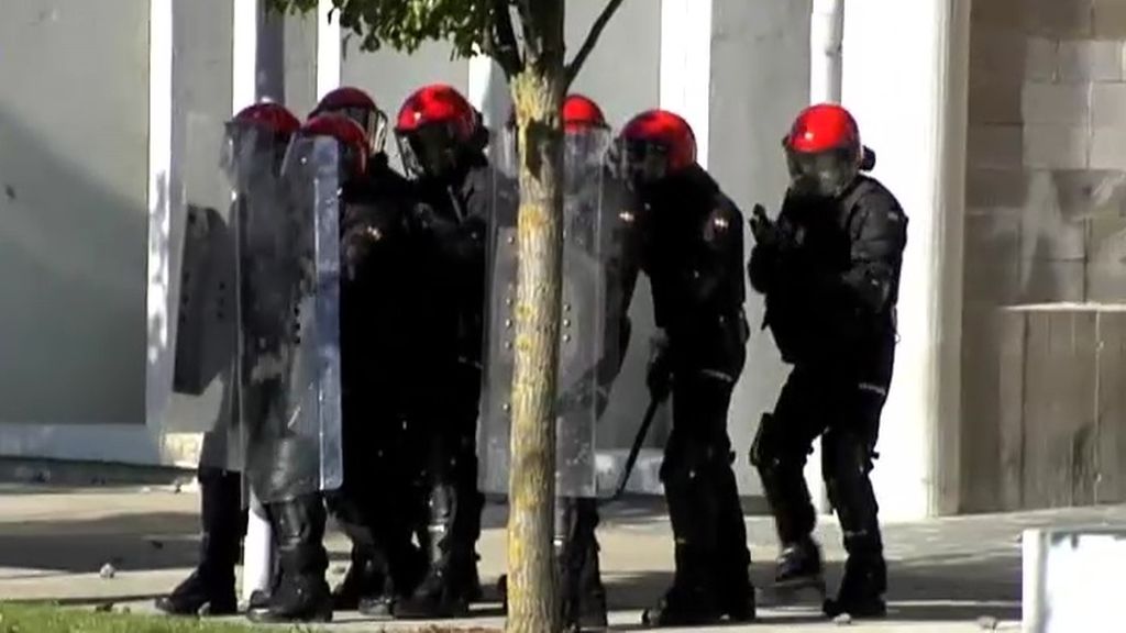 Un detenido y un ertzaina herido en las protestas de los universitarios vascos