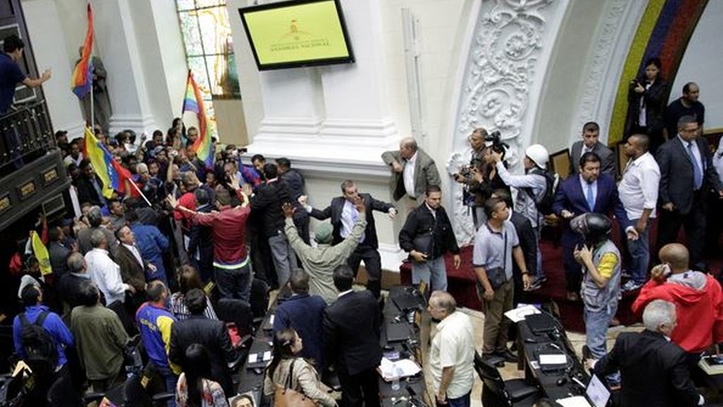 Un grupo de chavistas irrumpe a la fuerza en el Parlamento que lo califica de golpe de estado