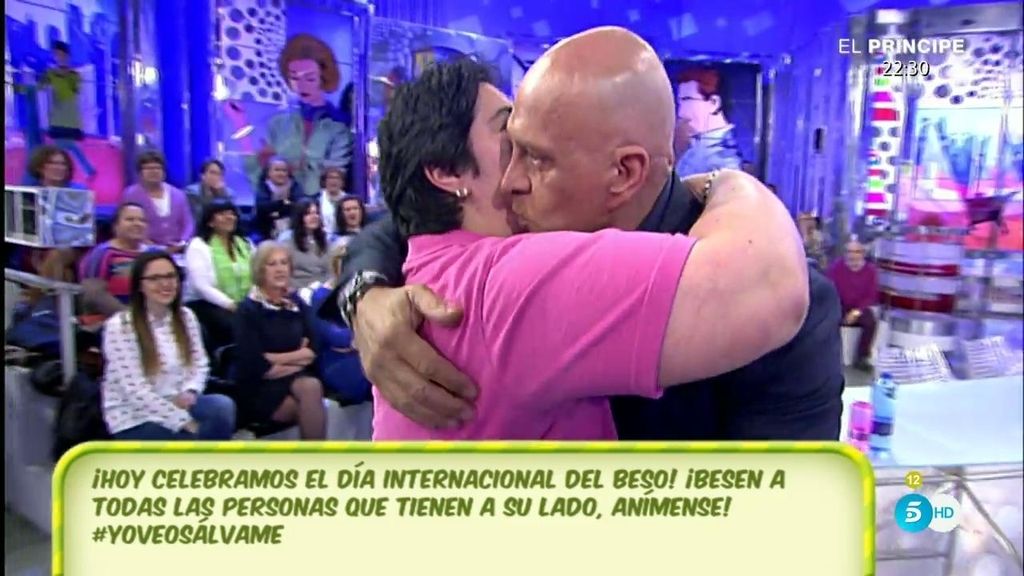 ¡El público se lanza a besar a Matamoros por el día internacional del beso!