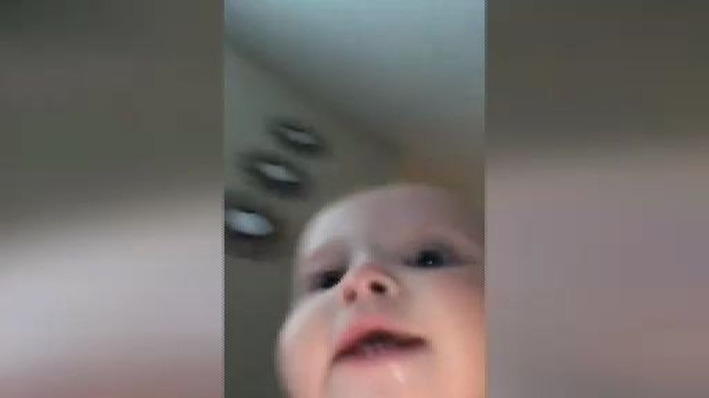 Hilarante huida de un bebé que le roba el teléfono móvil a su madre
