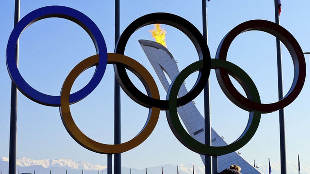 Sol, cielo despejado y la llama olímpica en lo alto, primer día en Sochi
