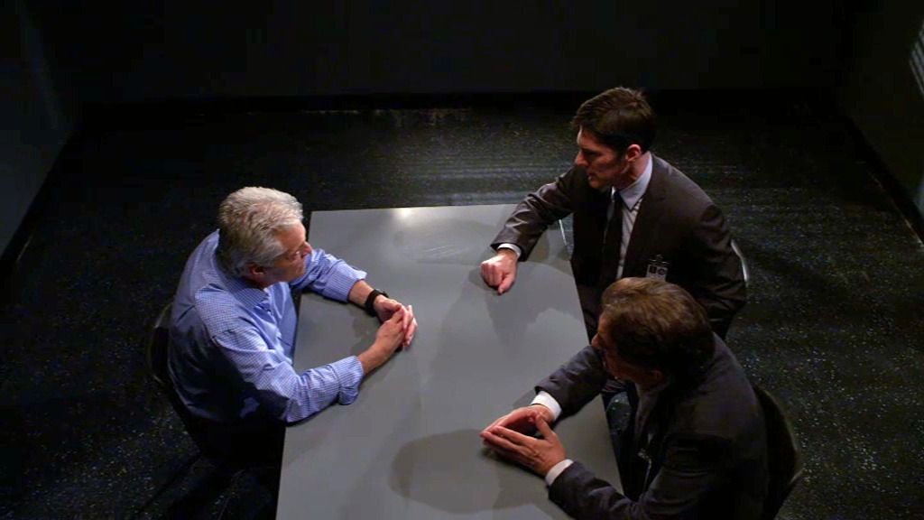 Hotchner y Rossi interrogan al primer sospechoso, un médico sin coartada