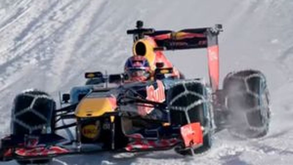 El piloto holandés Verstappen conduce un Fórmula1 en la nieve