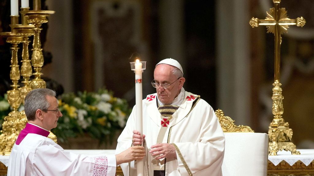 El Papa preside la vigilia Pascual en la basílica de San Pedro