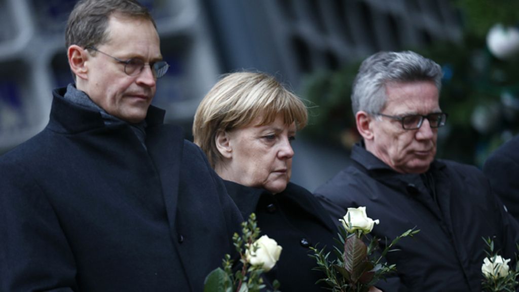 Angela Merkel visita el lugar del atentado