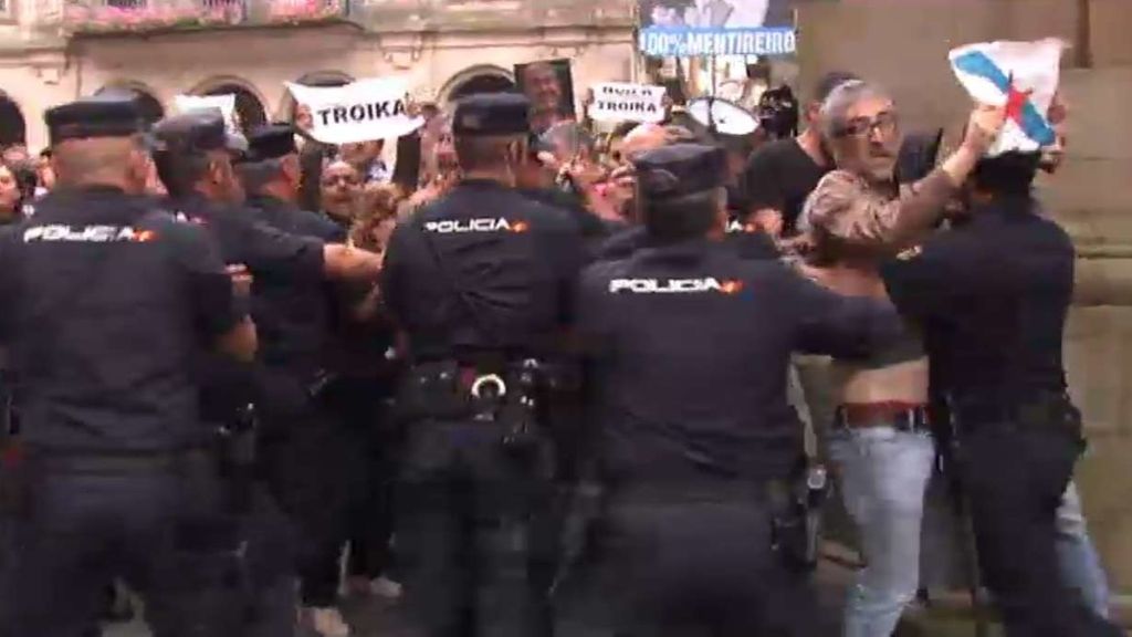 La policía carga contra los manifestantes durante la visita de Merkel