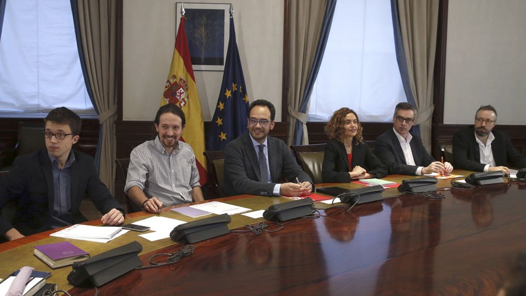 PSOE, C's y Podemos inician una reunión a tres marcada por las diferencias